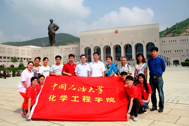 实践队在延安革命纪念馆前合影 赵明超摄影