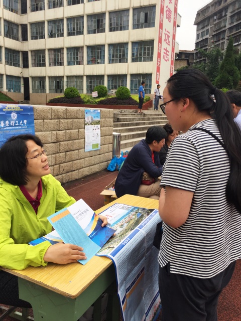 耿春香在六盘水第四中学进行宣传