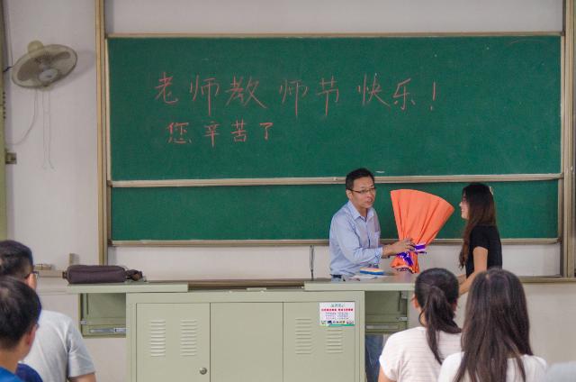 学生为石斌老师献花